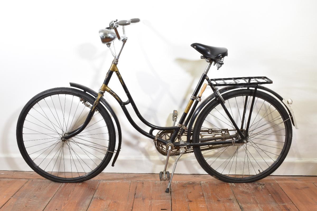 Vanha polkupyörä museon näyttelyssä