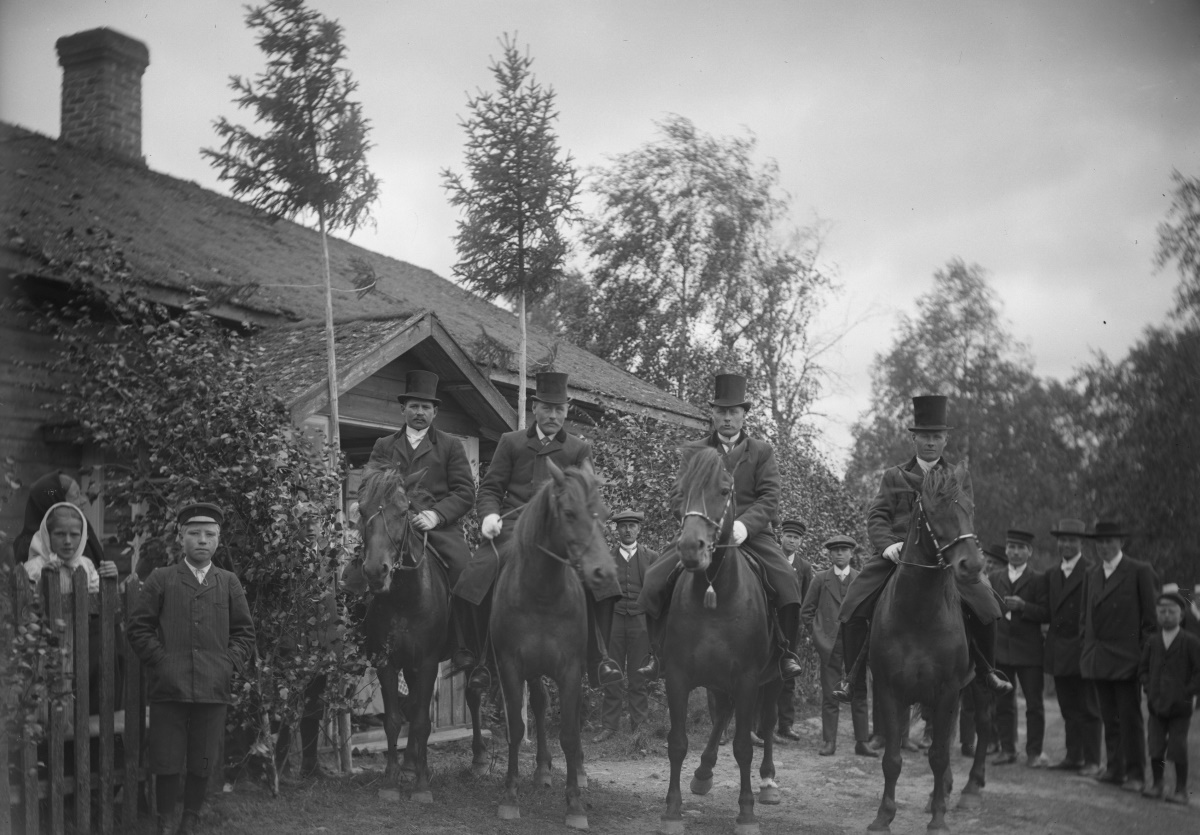 Valokuvassa neljä miestä ratsujen selässä